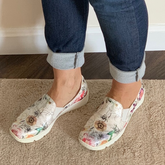 Shoes With Flowery Details size 6 - Picture 6 of 14